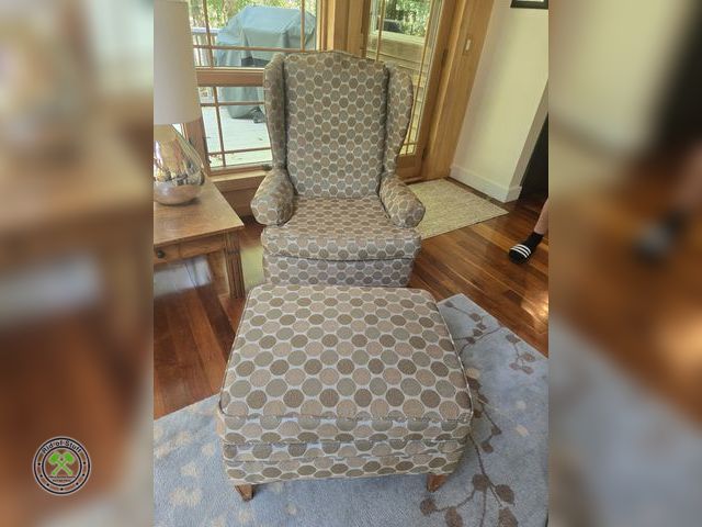 Lot 53-524 - Room Sitting Chair with arms and ottoman - Excellent condition - Clean - No rips/stains or tears