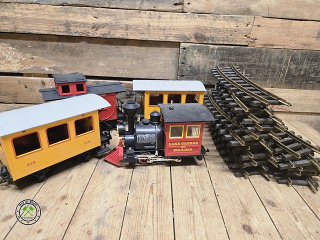 Lot 53-1036 - Trains and track ready for play! (C15)