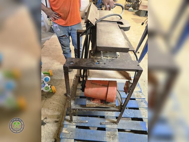 Lot 53-966 - Electric woodworking Jointer - Plugged in and powers on.