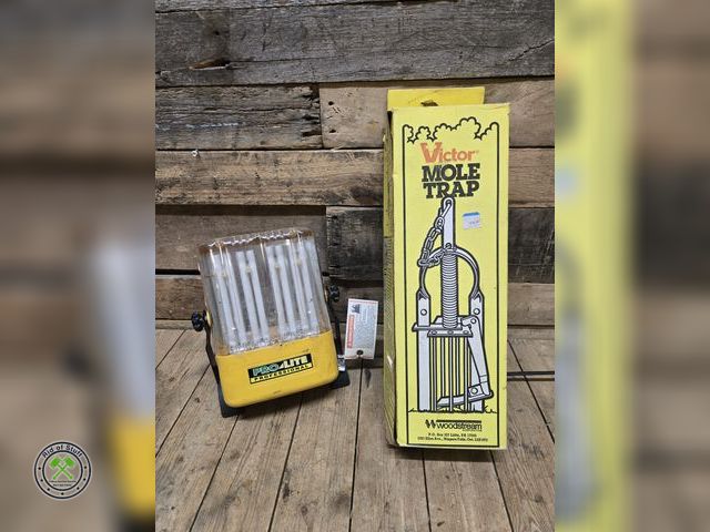 Lot 53-1003 - Mole Trap in box and 52 Watt Fluorescent Light (Half Bulbs work, half need replaced) (C15)