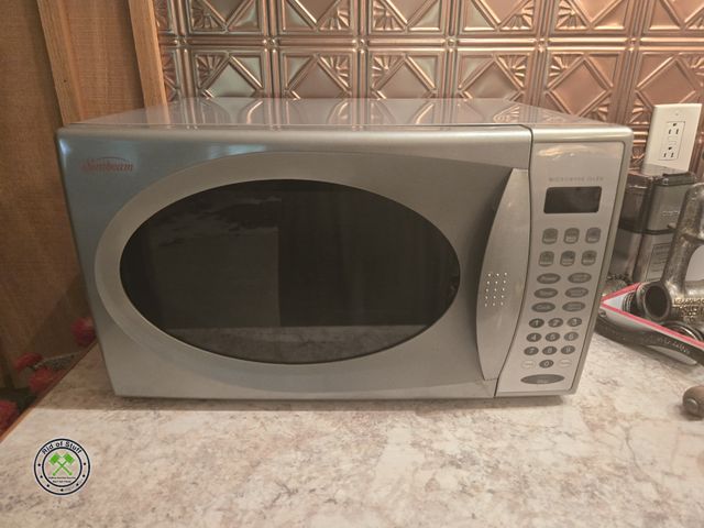 Lot 53-583 - Sunbeam Countertop Microwave - Clean and works!