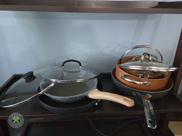 Lot 53-549 - Lot of cooking pans with Lids