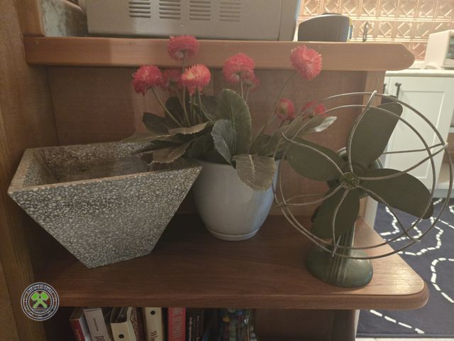 Lot 53-580 - Old Metal Antique Electric Desk Top Fan with Vases