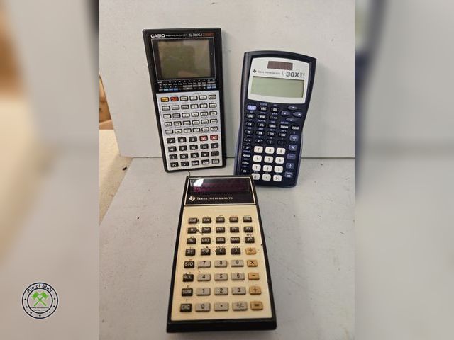 Lot 53-561 - Texas  Instruments Lot of (3) Texas Instruments Scientific Calculators (B5b)
