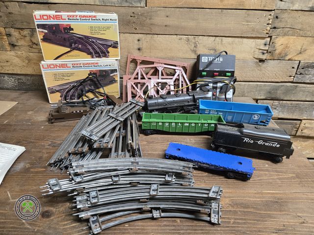 Lot 53-3125 - Lionel Metal Train Track Pieces, Dual Transformer, Trains and more (D1B)