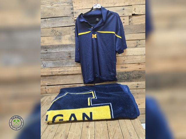 Lot 53-954 - Fleece U of M Blanket Throw and U of M Short Sleeve Men's Polo Shirt - Size XL (C15B)