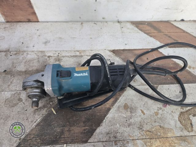 Lot 53-586 - Electric Makita Angle Grinder - Works