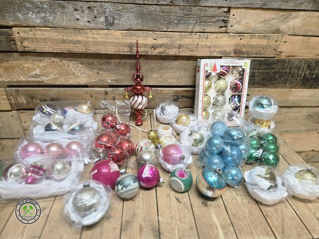 Lot 53-1062 - Large lot of Collectible antique vintage holiday Christmas ornaments (D)