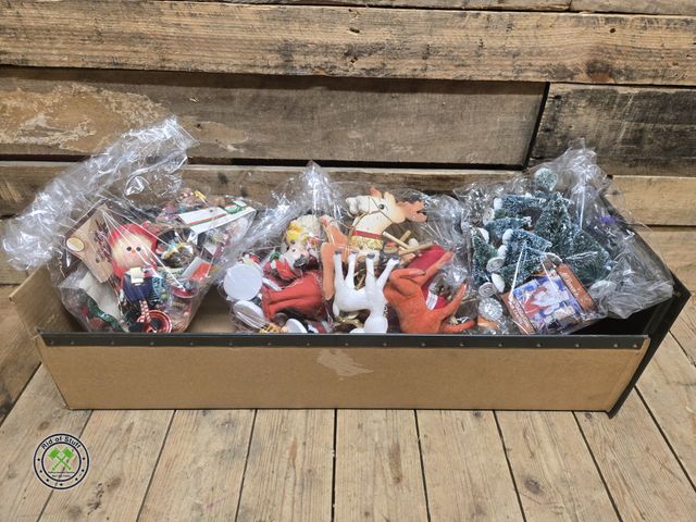 Lot 53-1058 - Large lot of old vintage antique collectible Christmas ornaments (D)