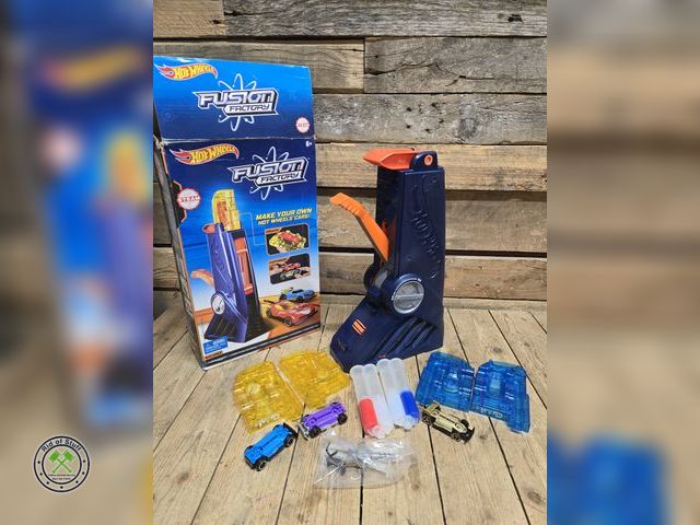 Lot 53-3101 - Hot Wheels Fusion Factory Playset with Box and Instructions