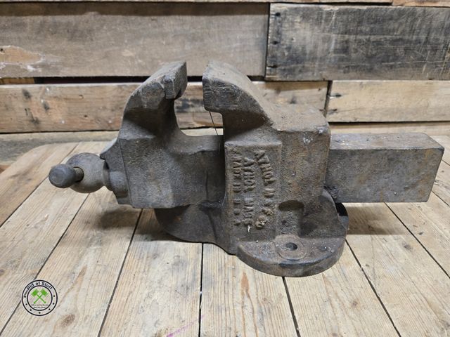 Lot 53-1001 - Athol Mfg No 624 Bench Vise (C15)