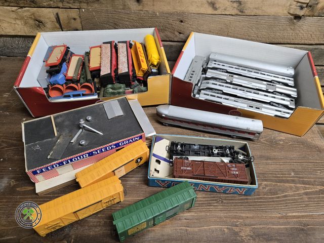 Lot 53-3118 - Large lot of trains including set of New York Central Trains (D1B)