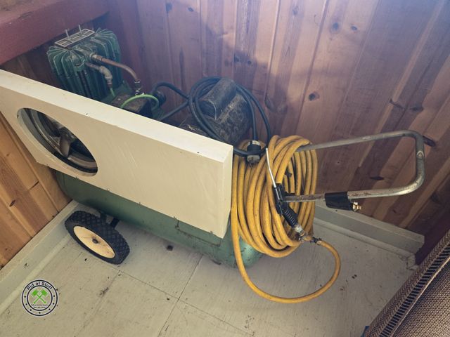 Lot 53-723 - Electric Powered Electric Air Compressor. Works.