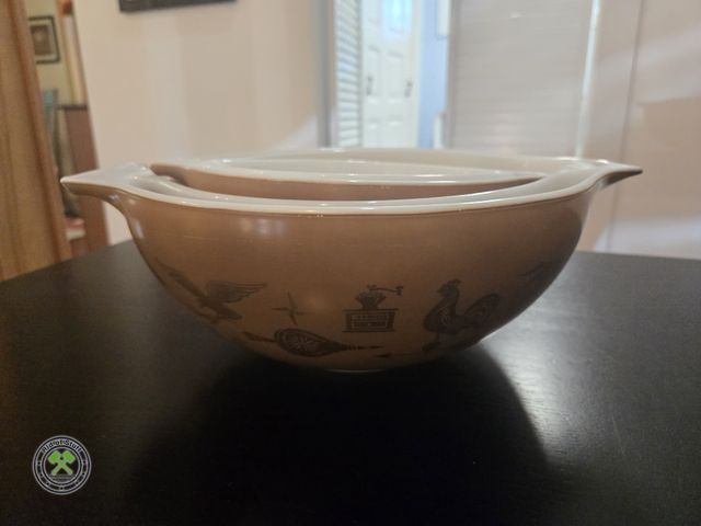 Lot 53-560 - Set of 4 Vintage Pyrex Nesting Bowls