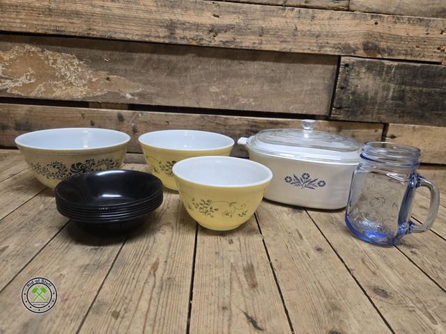 Lot 53-1068 - Lot of Vintage Pyrex Bowls, Corning Ware and more (D)