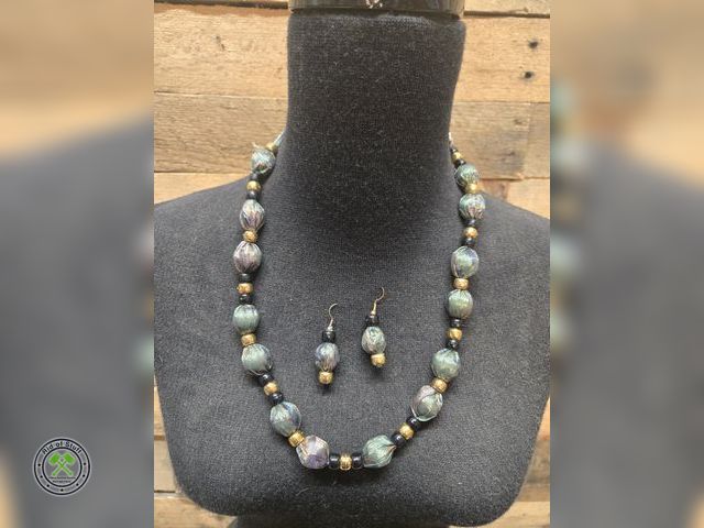 Lot 53-947 - Beautiful Chunky Green/Gold Necklace with Matching Earring Set (B5B)
