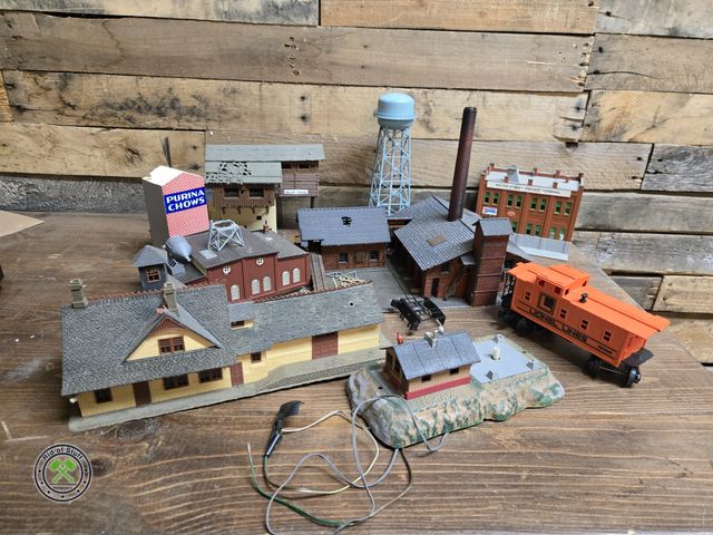 Lot 53-3121 - Lot of Train Plastic Stores, Villages, and town Train Decor (D1B)