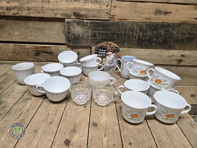 Lot 53-1028 - Lot of Collectible Glass Mugs, - Corelle, Heat Proof and more (C15)