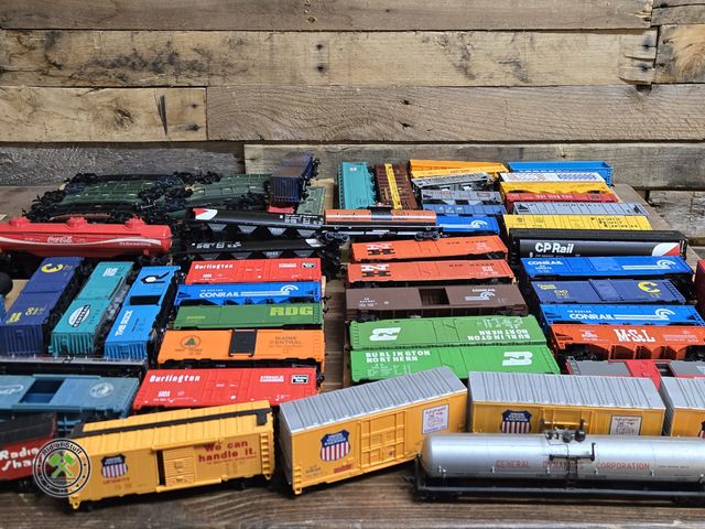Lot 53-3127 - Lot of Several Trains, Trains Cars - Burlington, CP Rail, Conrail and more! (D1B)