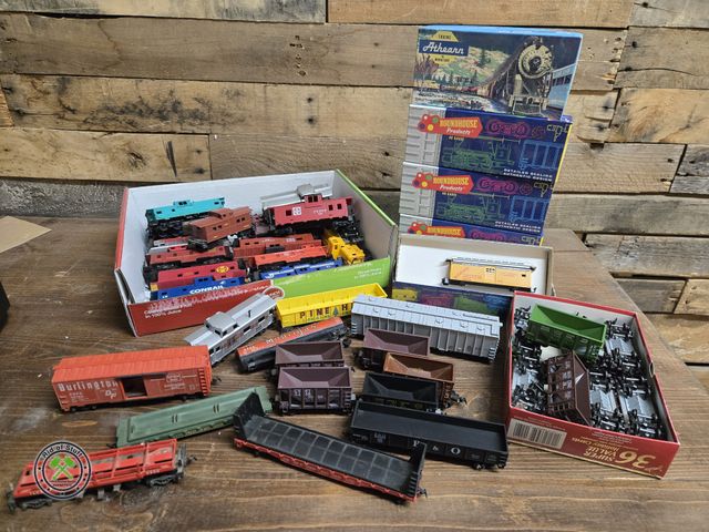 Lot 53-3119 - Lot of trains, train cars, Conrail, Mobilgas and more (D1B)