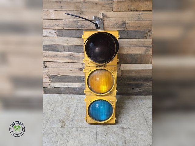 Lot 53-1093 - Large Retired Traffic Light - Measures: 16"x46"