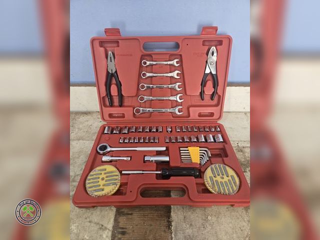 Lot 53-569 - Like new tool set in plastic carrying case