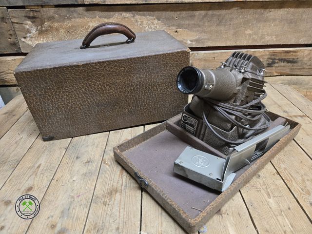 Ridofstuff.com - Lot 53-3189 - Vintage Projector - Powers On