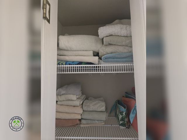 Lot 53-511 - Lot of Bath and Hand Towels - Clean and usable