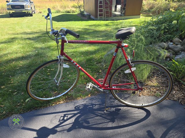 Lot 53-712 - Men's Ross Bicycle - Needs a little air in the tires but ready to ride!