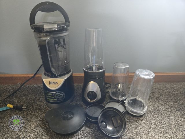 Lot 53-537 - Ninja Blender and Small Bullet Blender with Extra Cups - works