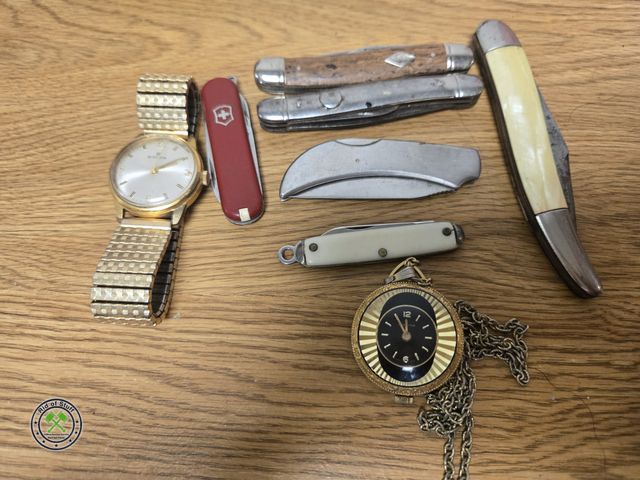 Lot 53-700 - null Men's Pocket knives Wrist Watch and Pocket Watch (BSMT)