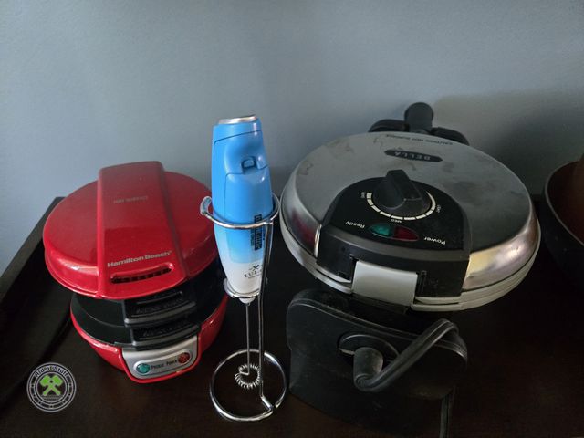 Lot 53-536 - Hamilton Beach Breakfast Sandwich Maker, Waffle Maker and Immersion Hand Blender - All work.