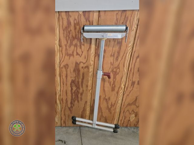 Lot 53-702 - HDX Single Roller Work Support Stand