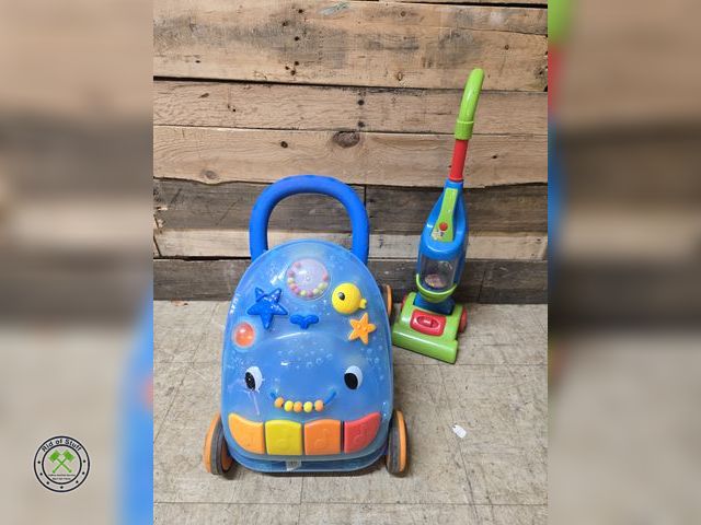 Lot 53-981 - Toddler Kids Toy Vacuum and Light up with sounds Walker