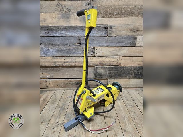 Lot 53-960 - Peco Battery Powered Trimmer