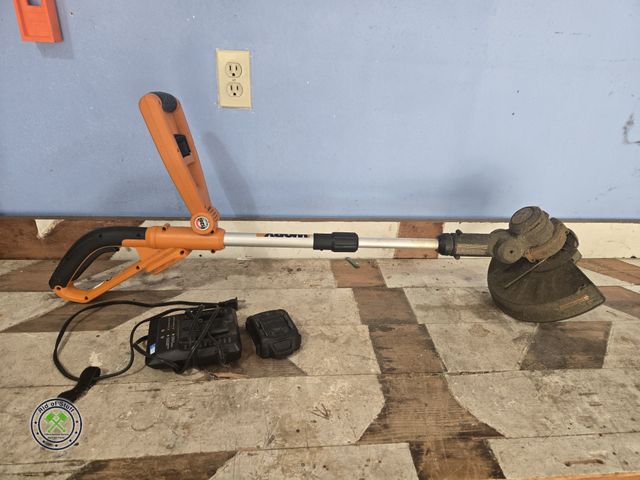 Lot 53-605 - Worx Battery Operated Weed Whip - Works - Comes with Charger