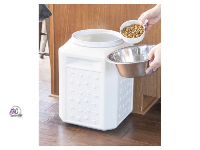 Lot 56-113924 - New Gamma2 Vittles Vault Outback Pawprint Plastic Dry Pet Food Storage Container for Dogs, Gray, 35 ...