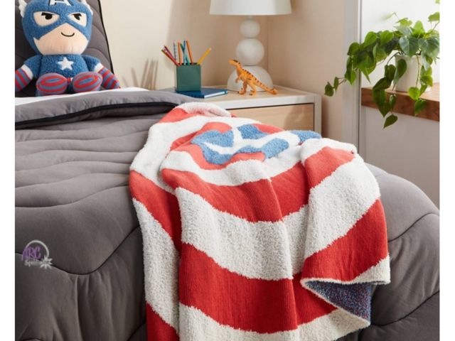 Lot 56-362834 - New, Marvel Captain America Shield Knit throw blanket  - The Marvel Collection by Pillowfort™ 48”x58...