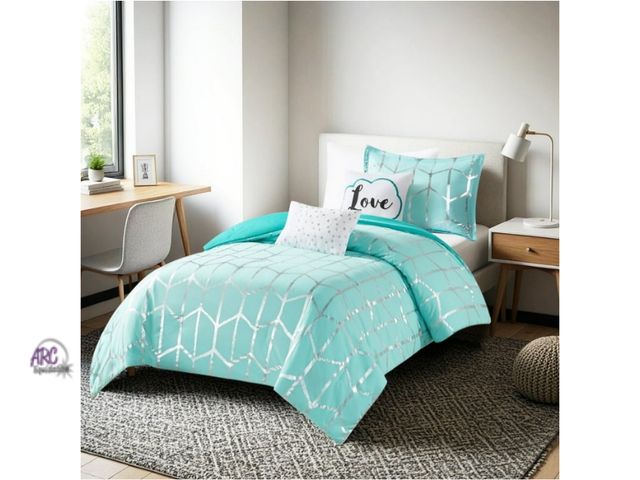 Lot 56-731017 - New Twin/Twin-XL Size Comforter Set, 4-Piece Bedding Set for All Seasons, Geometric Metallic Comfort...