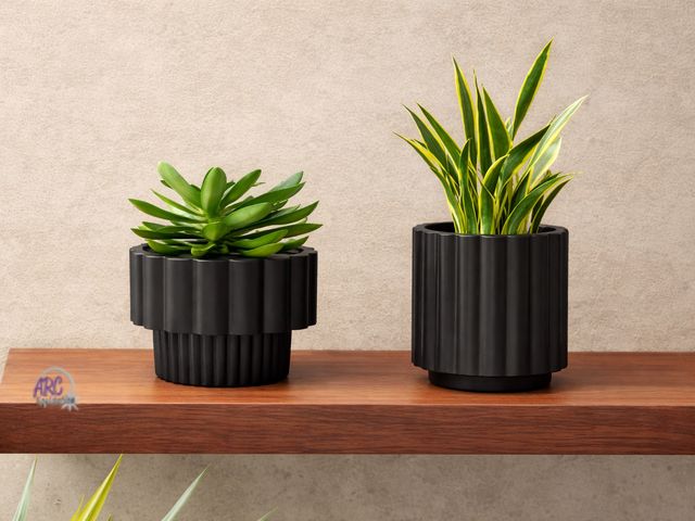 Lot 56-467350 - NEW LOT OF 2 Threshold Geared Outdoor Planter Black 8"x 6", 6”x6” Single Drainage Hole