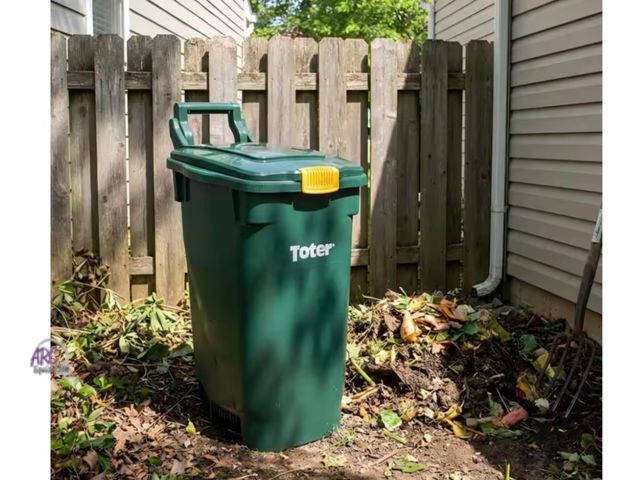 Lot 56-148264 - New 13 Gal. Curbside Composting Outdoor Trash Can with Lid - Green