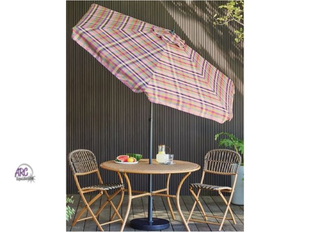 Lot 56-713615 - New 7.5' plaid scalloped Outdoor Round Patio Market Umbrella