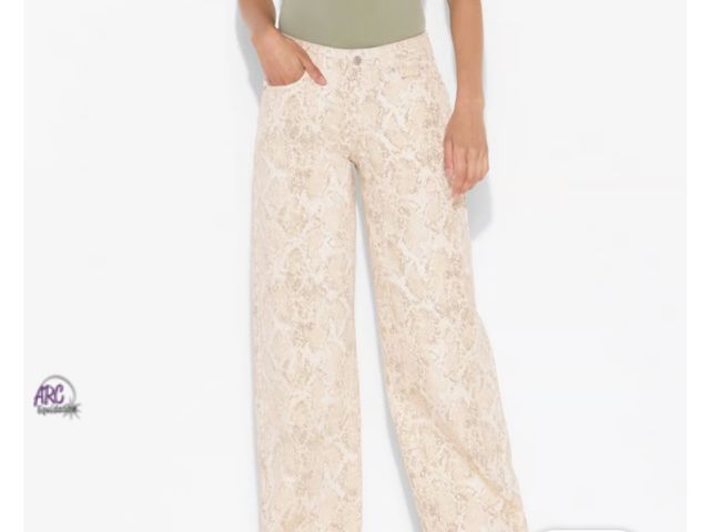 Lot 56-361434 - New, Women's Low-Rise Baggy Jeans - Wild snakeskin size 8