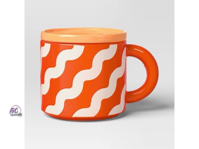 Lot 56-212134 - NEW Room Essentials 17 fl oz Stoneware Squiggly Print Lidded Mug in orange with white waves