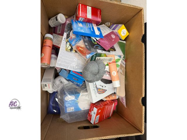 Lot 56-276651 - Box of miscellaneous health and beauty products some products may be out of date 60+ pcs