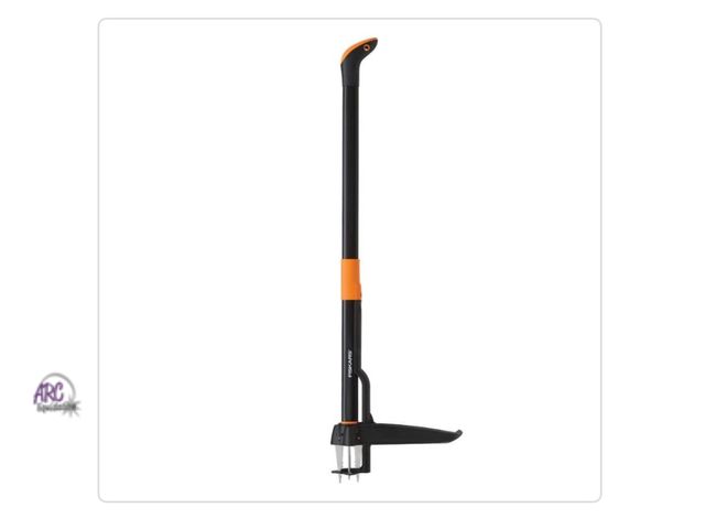 Lot 56-119660 - New Fiskars 34 in. Stand up 4 Claw Long Handle Weed Puller Tool; Heavy Duty Garden, Lawn and Dandeli...