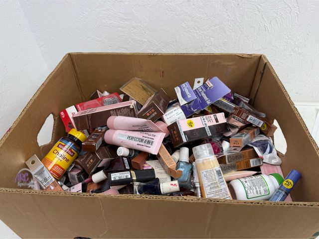 Lot 56-276851 - Box of miscellaneous health and beauty products some products may be out of date 400+ pcs