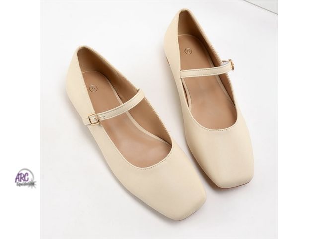 Lot 56-578345 - NEW-PENNYSUE Women's Size 8 Low Heel Square Toe Closed Toe Dress Sandals Single Strap Buckle