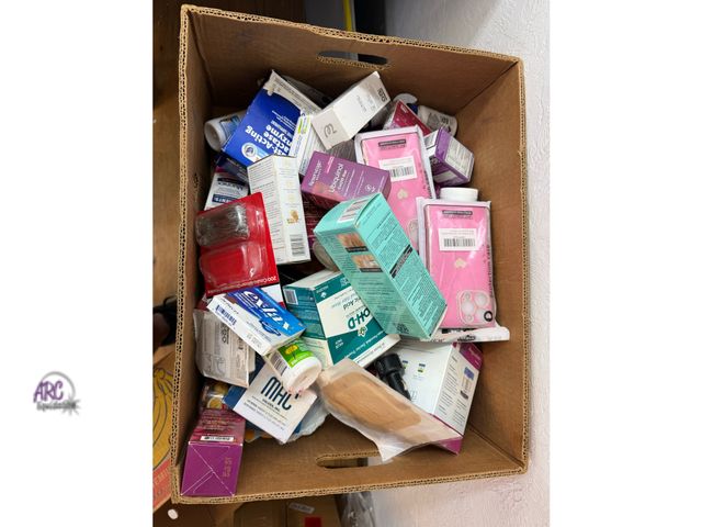 Lot 56-274350 - Box of miscellaneous health and beauty products some products may be out of date 70+pcs