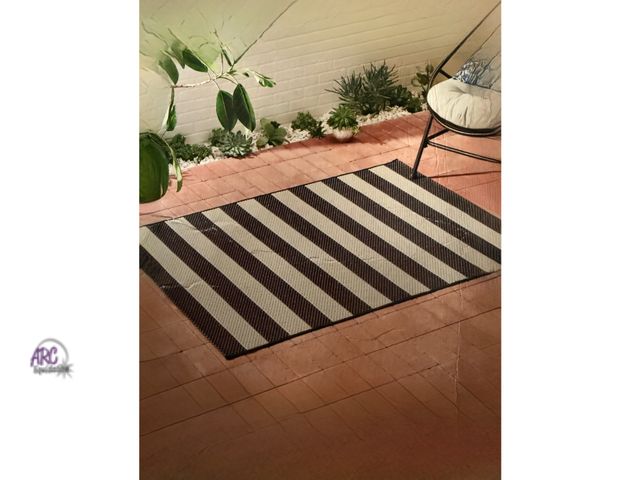 Lot 56-263550 - Room essentials black stripe outdoor rug 4’ x 6’
